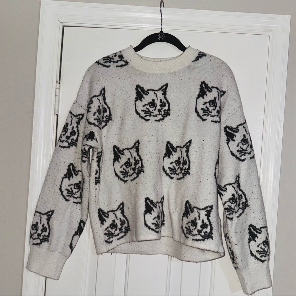👑 SIZE SMALL H&M Divided Black and White Cat Print Sweater